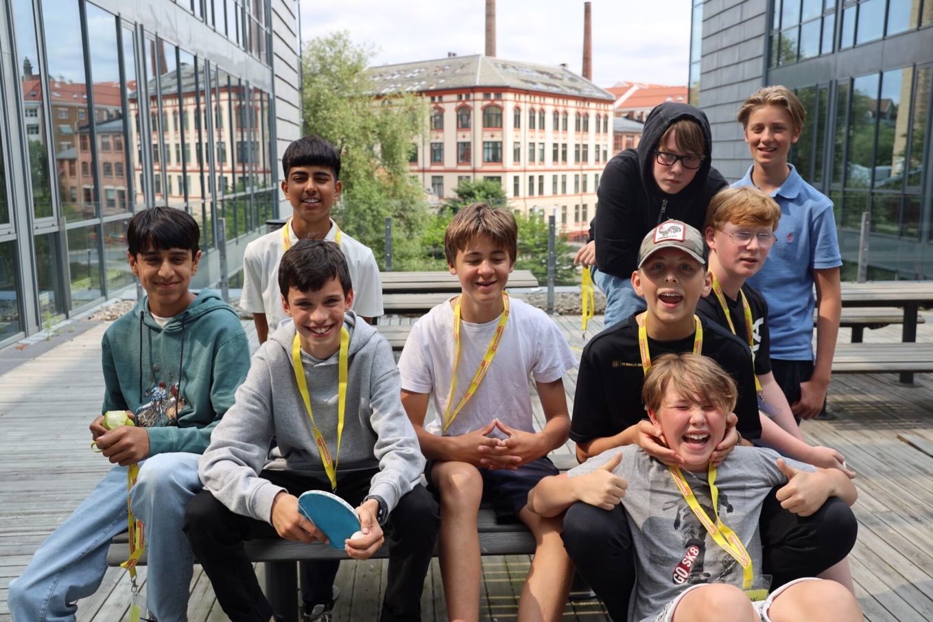 en gruppe mennesker som sitter på en benk